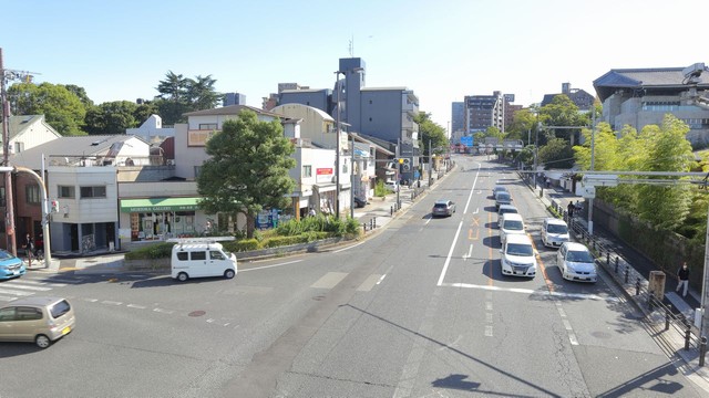 今の逢坂は国道25号線の一部・右は一心寺