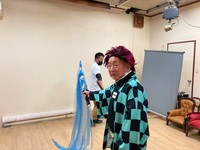 ノリノリで撮影に臨む赤間名誉会長※気仙沼新中央商店会提供