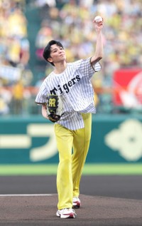 華やかな黄色いパンツで登場した暁千星＝甲子園