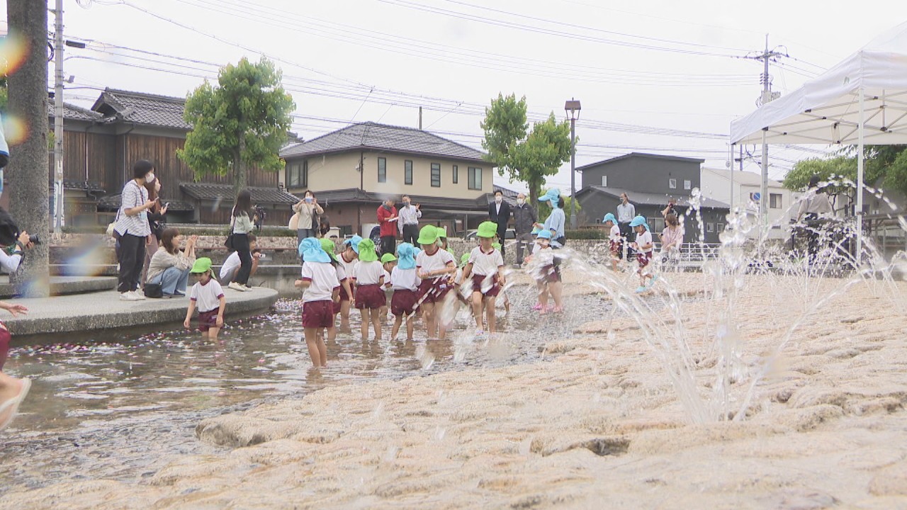 冷たくて楽しい」総社市中央の公園の噴水が稼働 子どもたちが水遊び