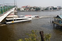 チャオプラヤ川を行き交う電動フェリー（手前）とディーゼルエンジンのフェリー（奥）