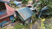 山に上がる脇道から俯瞰（ふかん）で見た遺棄現場の物置小屋（撮影・小川泰平）
