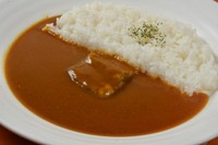 大きな牛バラ肉が入った法医学教室カレー。味は本格的だ