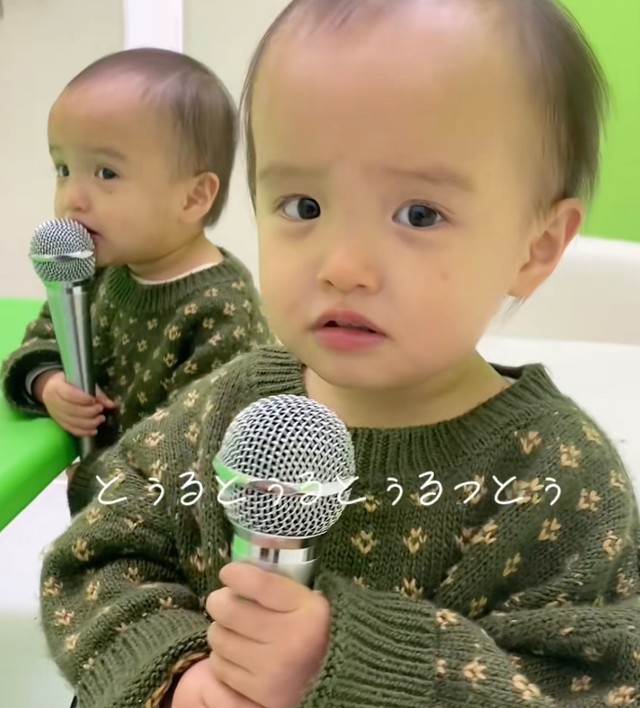 なぜか終始困り顔…？初めてのカラオケ（提供：@r.k.aaa19.03さん）
