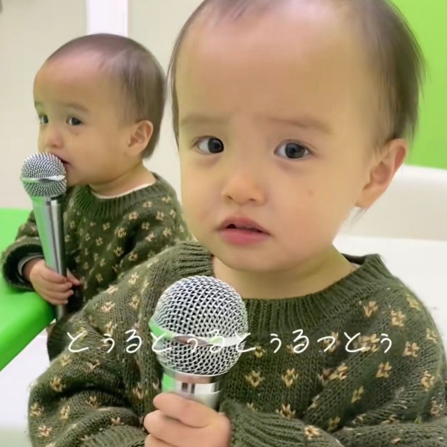 なぜか終始困り顔…？初めてのカラオケ（提供：@r.k.aaa19.03さん）
