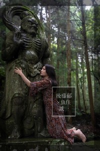 大分県国東市の名所「両子寺の仁王像」に絡む後藤郁。アート展で展示される作品の一つ（撮影・魚住誠一）