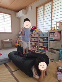 ケンカもするけど仲良しな2人（提供：ぴぴこ☺︎ 7y👧+3y👦さん）※画像の一部を加工しています