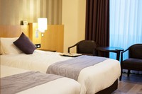 ベッドに布団がない……ホテルの部屋で悩んだ高2男子。まさか、ないなんて！？（One/stock.adobe.com）