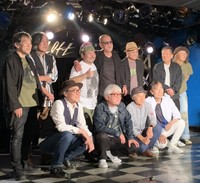「遠藤賢司七回忌公演」終了後、記念撮影をする佐野史郎(前列左)ら出演者たち＝東京・新宿ロフト