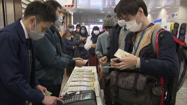 ことでん瓦町駅では発売ブースが設けられた