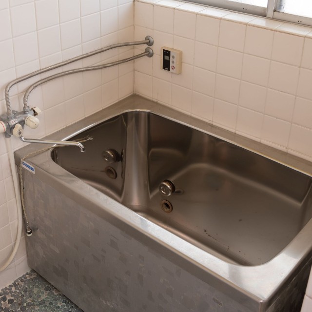 会社にあった倉庫代わりのお風呂場を、見てみたら…！　写真はイメージです（tatsushi/stock.adobe.com）
