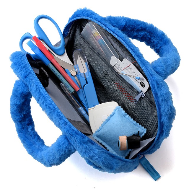 「ミササ ソーイングセット モンスターブルー ファスナーバッグタイプ 13点セット」、中のアイテムともカラーコーディネート（提供：日本紐釦貿易株式会社）