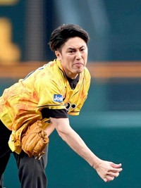 2019年、甲子園でファーストピッチをつとめる間宮祥太朗