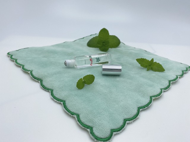 新発売のロールオンタイプは携帯に便利！価格は1,296円（税込）