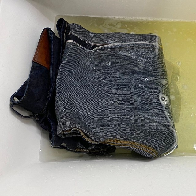 1年ぶりに洗った際の様子。水が黄緑色に変色している／ニラ根っこしましょ。さん（@1leek1roots）提供