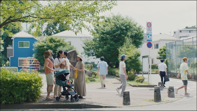 通園バスを見送るシーンでも子どもの姿はありません（提供画像）