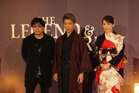 記念撮影に臨む（左から）大友啓史監督、木村拓哉さん、綾瀬はるかさん＝2023年1月23日、京都市内