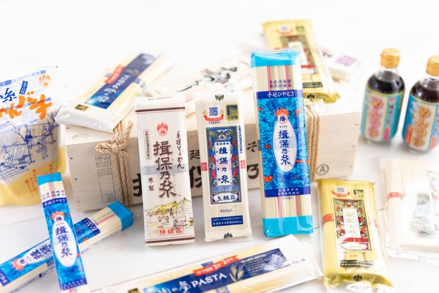 兵庫が誇る手延素麺「揖保乃糸」（兵庫県手延素麺協同組合提供）