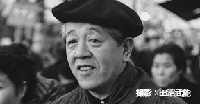 田沼武能がモノクロームで撮影したベレー帽をかぶった木村伊兵衛の顔写真
