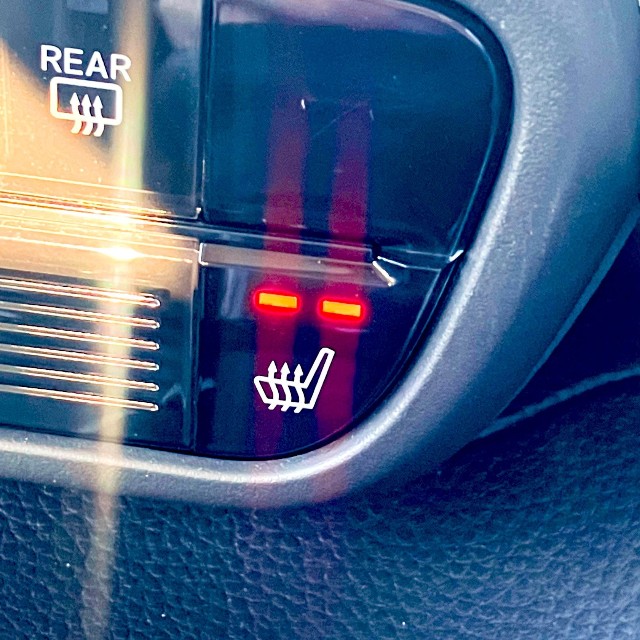 通勤で毎日乗っていた車に隠れていた快適機能「シートヒーター」／ユリキャノンさん（@yuri_kyanon）提供