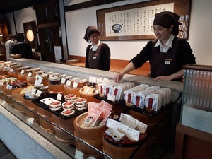 英国は現存、日本は廃止　「御用達」の世界を知る