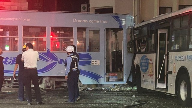 破片が散乱　路面電車とバスが衝突　15日