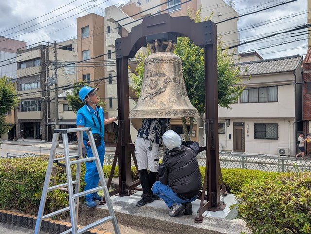 慎重に設置作業が進みました