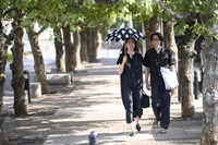 酷暑の中でも快適に過ごせる“夏の黒”kuros’