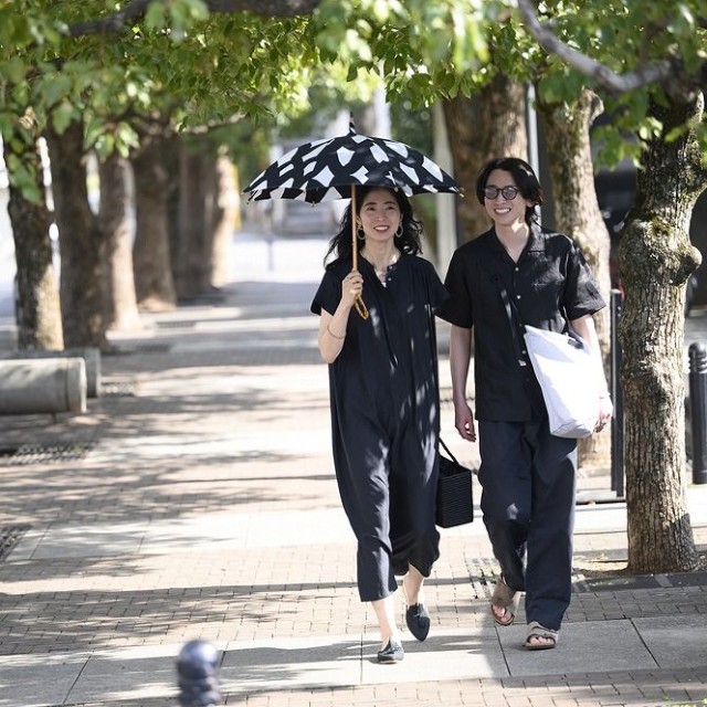 酷暑の中でも快適に過ごせる“夏の黒”kuros’