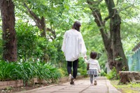 公園内を歩く親子　※この画像はイメージです（naka/adobe.stock）