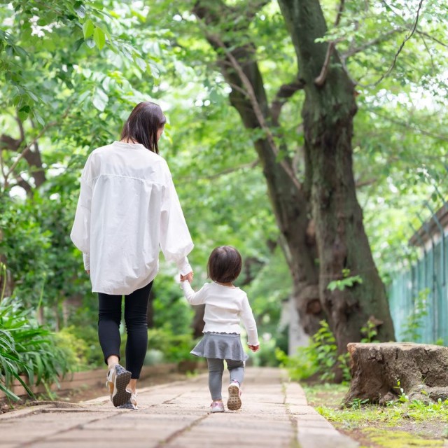 公園内を歩く親子　※この画像はイメージです（naka/adobe.stock）