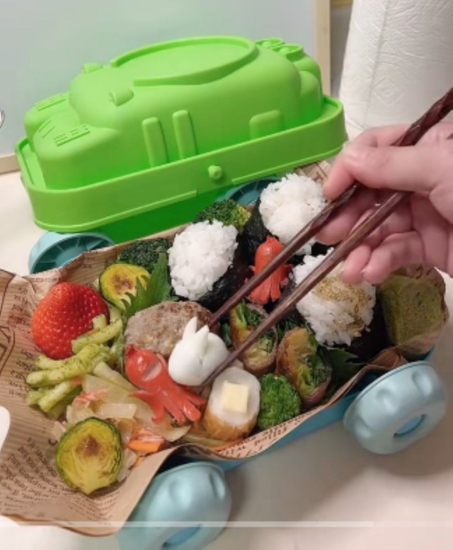 「車弁当」中身は彩り豊かで栄養もたっぶり／鬼瓦オタカさん（@onigawara.otaka）提供
