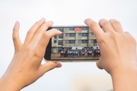 運動会で撮影した子や孫の写真……そのままSNSに投稿していませんか？（河角 友博/stock.adobe.com）