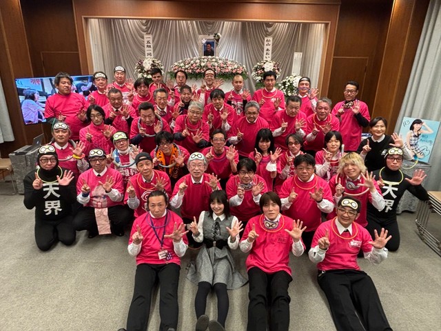 「ここからはエンタメのお時間です」HIDEさんを見送った“自由なお葬式”の一幕／HIDEさん（@HideMay3zdbag）アカウント提供