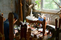 温度計や湿度計を見ながら、1本ずつ手作業で吹き口の加工をしています