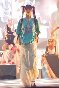 サンリオコラボ衣装でランウェイを歩く高嶺ヒナ