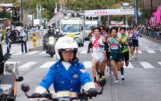選手たちを先導する電動バイク（代表撮影）＝2026年1月2日撮影