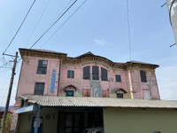 ピンク色の外観が目を引く創業１１１年の本宮映画劇場＝福島県本宮市