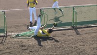 ファースト・鳥山選手の気迫のキャッチ
