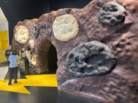 入口の壁が巨大なブラックサンダー！クッキーの質感がリアル