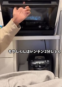 レンジや炊飯器も手が届きやすい位置に配置（ShakaさんのInstagramよりスクリーンショット）
