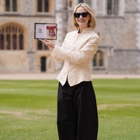 CBE勲章を授与されたキャリー・マリガン