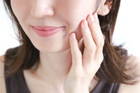 綺麗なフェイスラインは印象的ですね ※画像はイメージです（webbiz/stock.adobe.com）