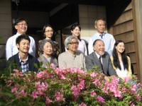 （前列左から）妻夫木聡、吉行和子さん、山田洋次監督、橋爪功、蒼井優、（後列左から）林家正蔵、中嶋朋子、夏川結衣、西村雅彦＝2012年