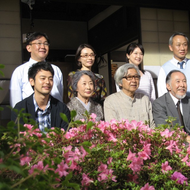 （前列左から）妻夫木聡、吉行和子さん、山田洋次監督、橋爪功、蒼井優、（後列左から）林家正蔵、中嶋朋子、夏川結衣、西村雅彦＝2012年