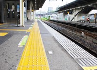 マエケンさんが駅の点字ブロックを普通に歩いていた時、歩きスマホの女性と正面衝突したことがあるという（photoACより「流浪のマサじぃ」さん撮影、イメージ画像）