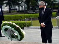 原爆死没者慰霊碑に献花し、黙禱（もく・とう）を捧げるIOCのトーマス・バッハ会長＝7月16日午後1時31分、広島市、代表撮影