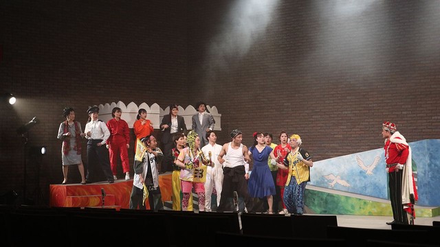 王様役の福田転球氏（右）