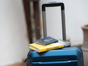 出国前夜。水色の彼についたいくつもの傷は、彼が私と旅をしてきた証