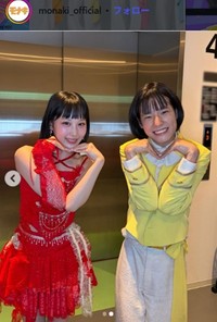 “同じ髪形”をアピールするJuice=Juiceの江端妃咲（左）とモナキのおヨネ＝モナキのインスタグラム＠monaki_officialより